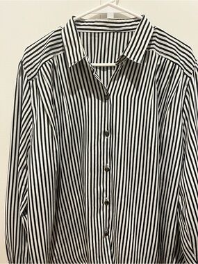 Black and White Vertical Stripe Button-Up Shirt no tag